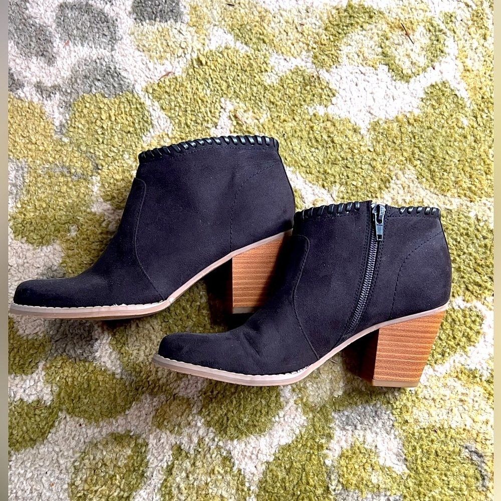 DV8 Judey Faux Suede Whipstitch Side Zip Heeled Ankle Bootie Size 6.5 - Picture 2 of 10
